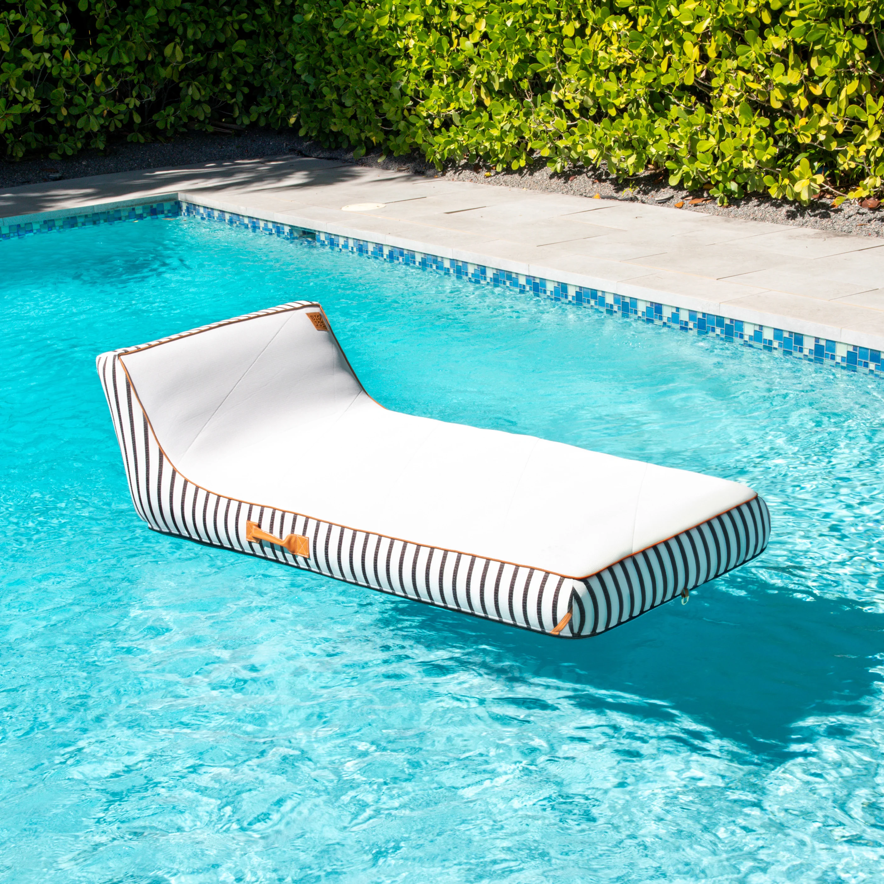 Lux Inflatable Chaise - Image 10
