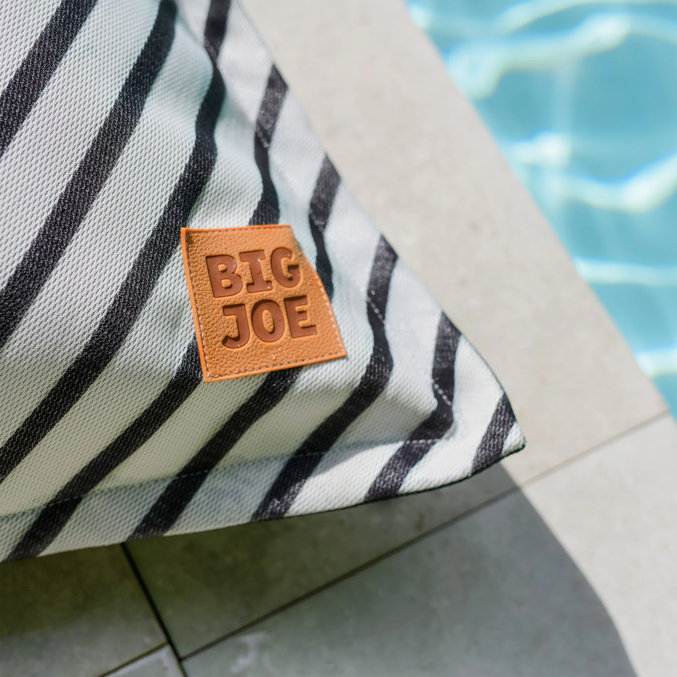 Lux Lagoon Lounger - Image 19